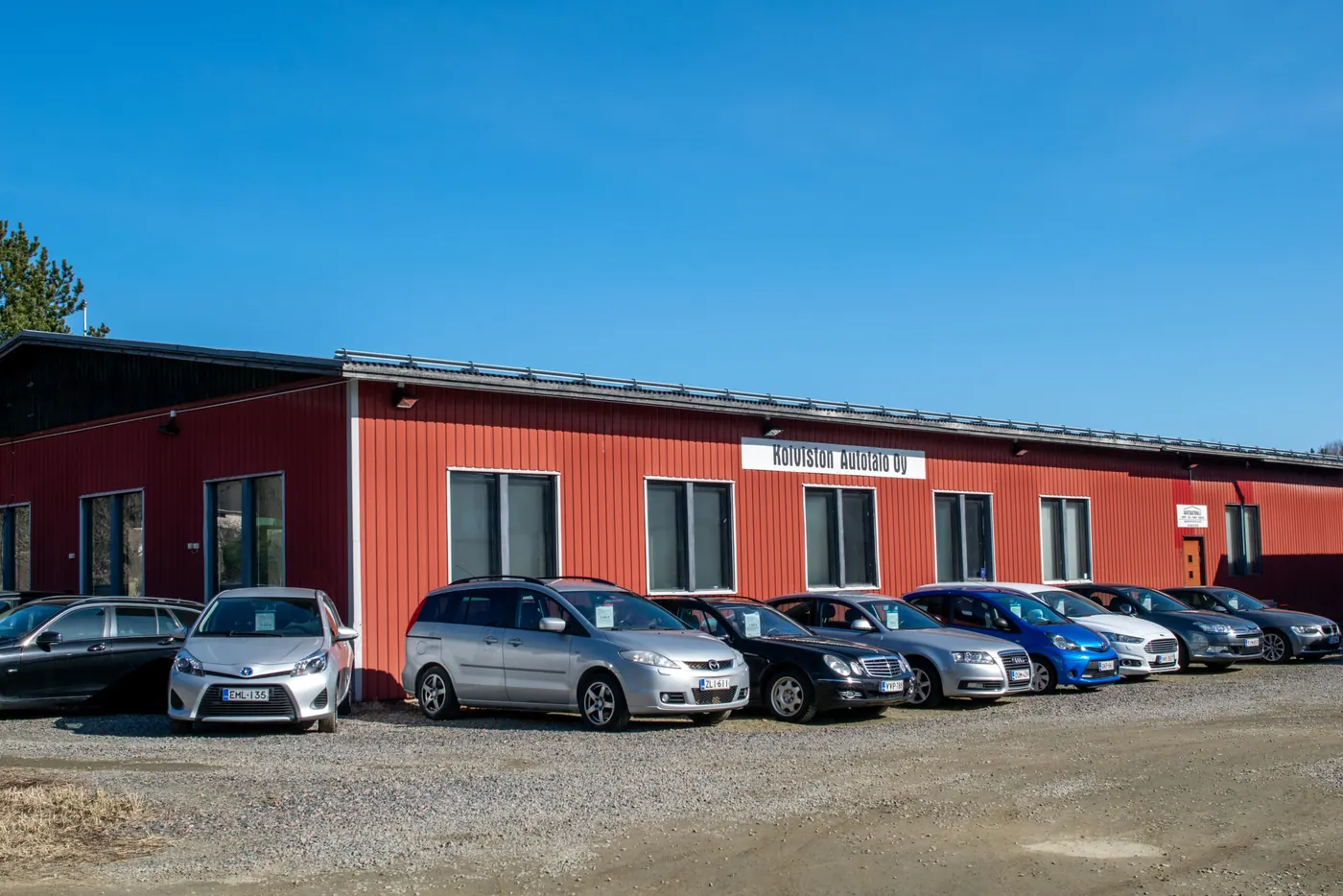 Koiviston Autotalon myyntipiha ja liiketila Ilamontiellä, Pekolassa
